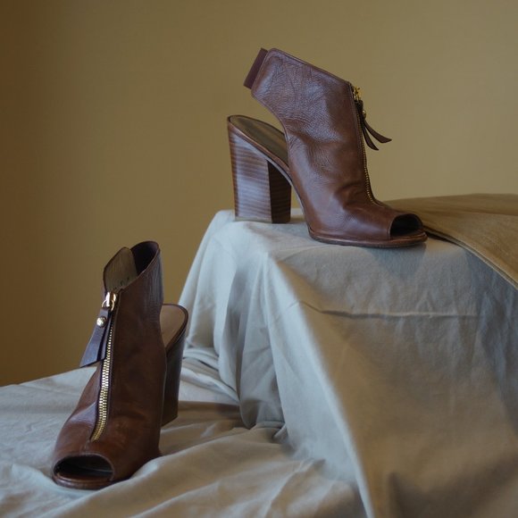 Brown shooties with sandle toe and zipper. - Picture 2 of 6